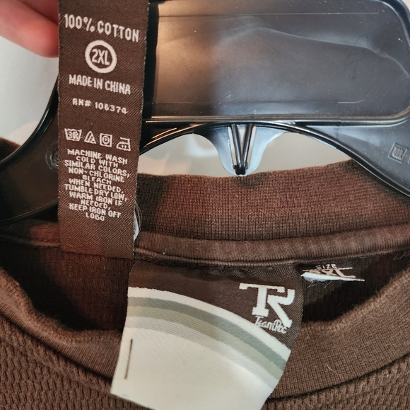 ⭐️ 5/$25 Rocawear Brown Sweater - Picture 3 of 5